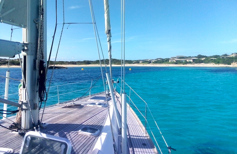 in Barca a Vela in Sardegna Corsica con skipper